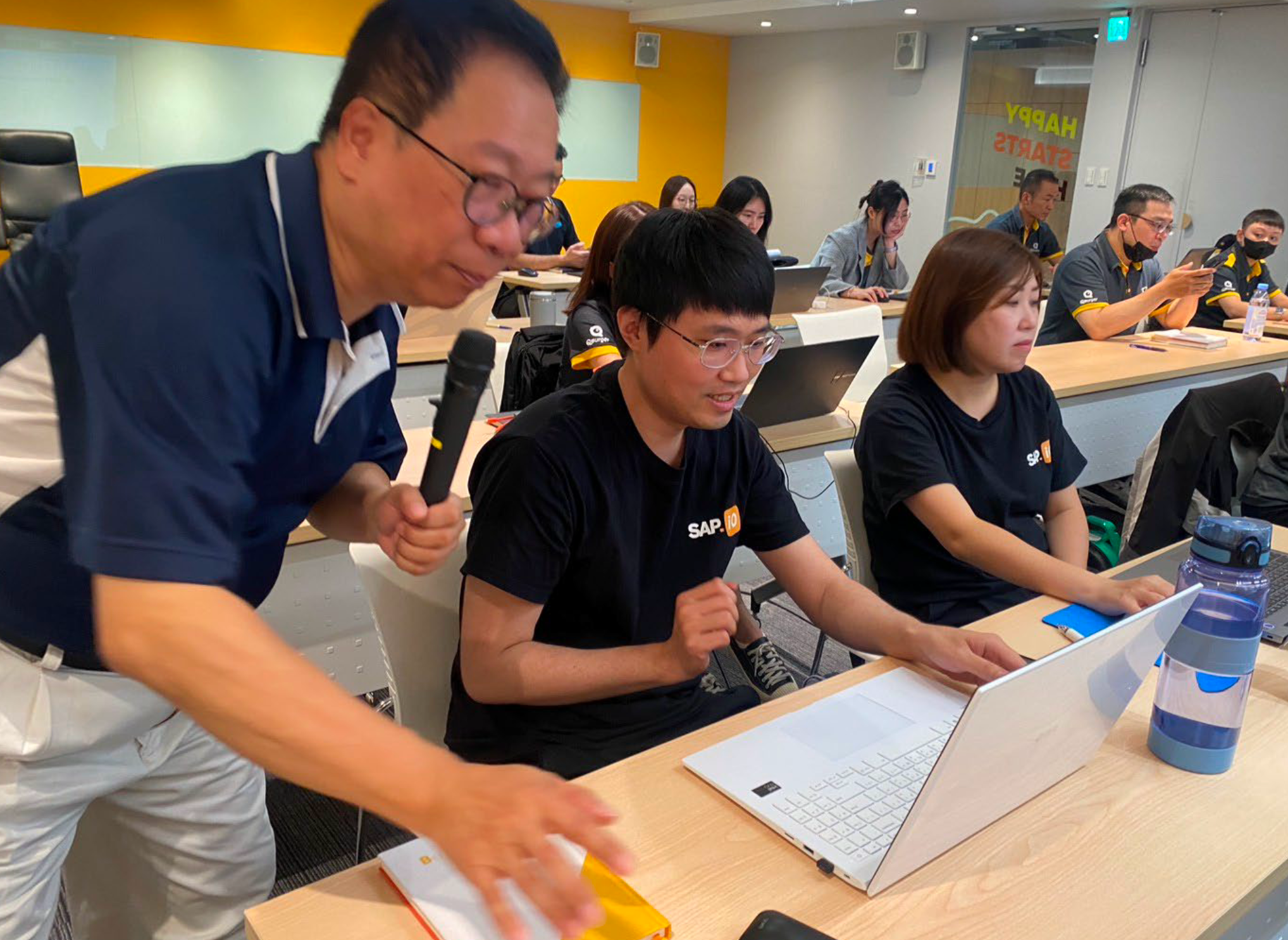 ▲圖 1：學員參與 AI 人才培育課程，每位學員自備電腦，跟著老師指令實際操作 Chat Gpt、gamma、power BI 等 AI 工具，邊學邊做。