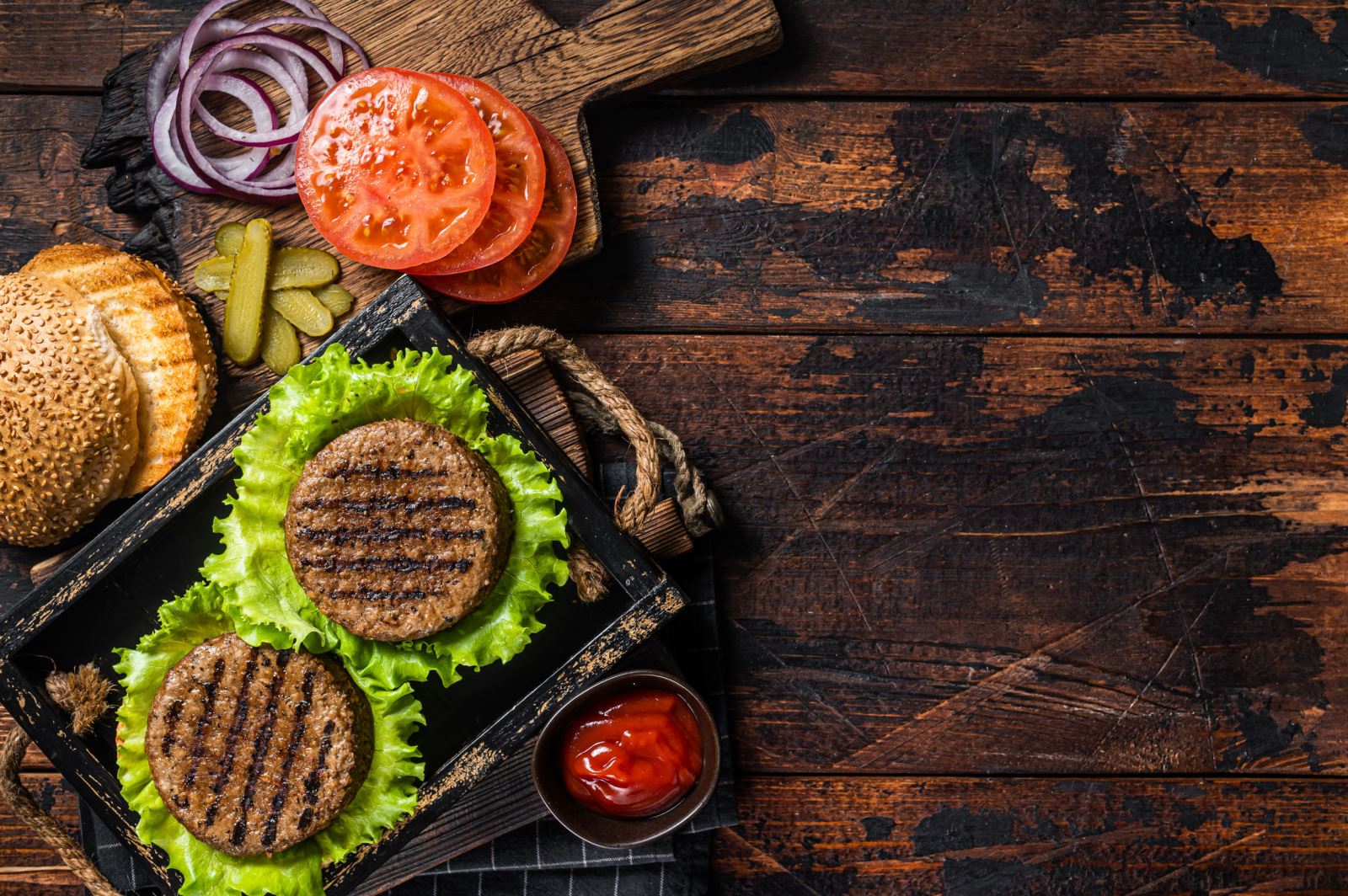 植物性漢堡、沙拉與薯條等低碳速食示意圖