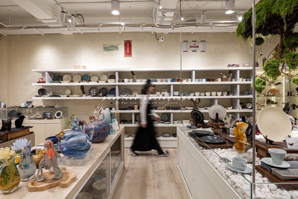 巷內選物店陳列的職人瓷器，適合慢慢挑